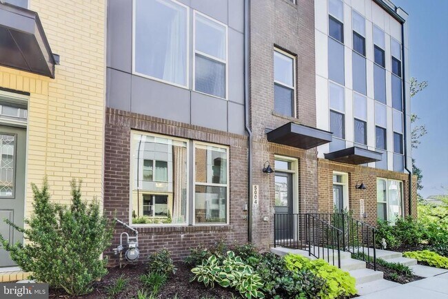 Foto del edificio - 5004 Oakmoore Dr