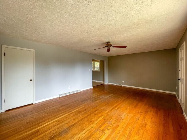 Building Photo - 58 Longview Rd
