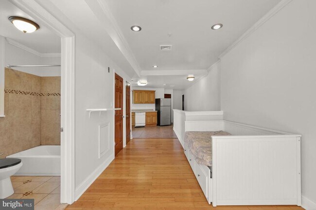 Building Photo - 2026 Ridge Ave