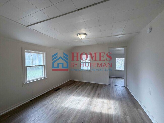 Foto del edificio - Two Bedroom House | Large Lot | Detached Garage