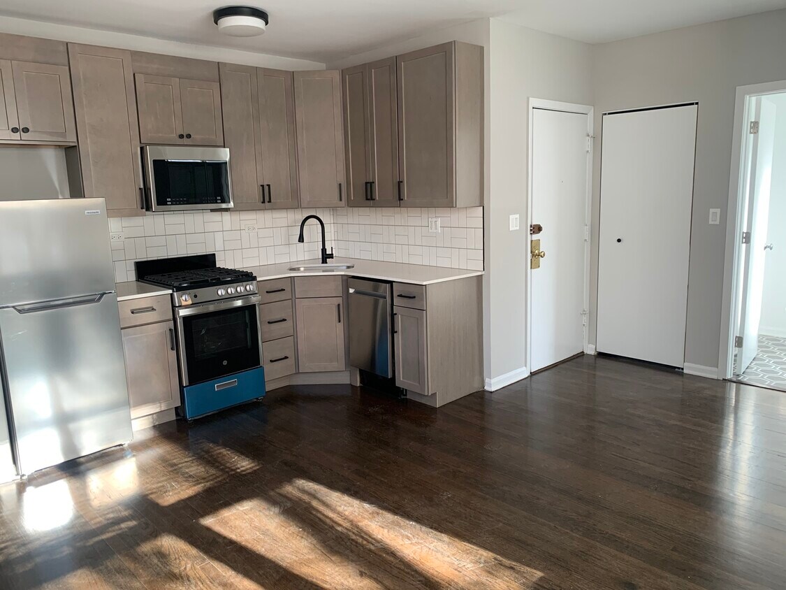 Foto principal - 907 W Irving Park Rd