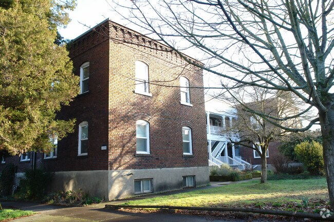 Building Photo - 1830 NW 24th Pl