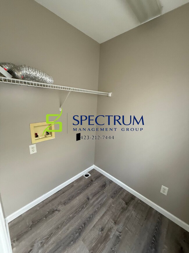 Foto del edificio - 2 Bedroom 1.5 Bath duplex with basement garage.