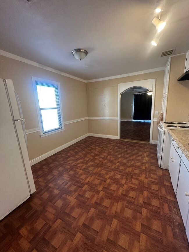 Building Photo - Large 3b 2b Home