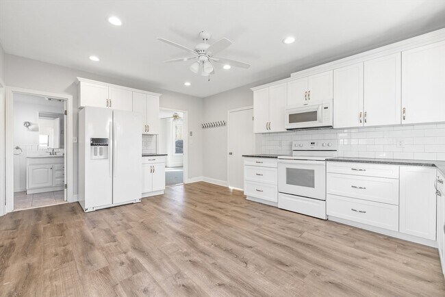 Building Photo - 33 Pearl St