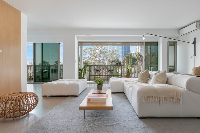 Building Photo - 999 N Doheny Dr