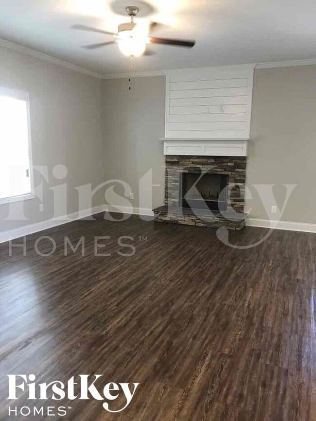 Building Photo - 8 E Newnan Rd