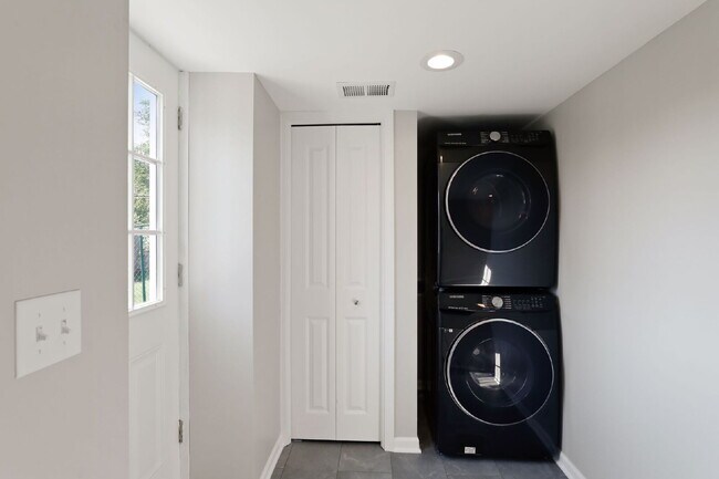 Foto del edificio - Spacious 4BR/2BA Duplex — Available August...