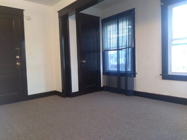 Foto del edificio - 310 E Main St