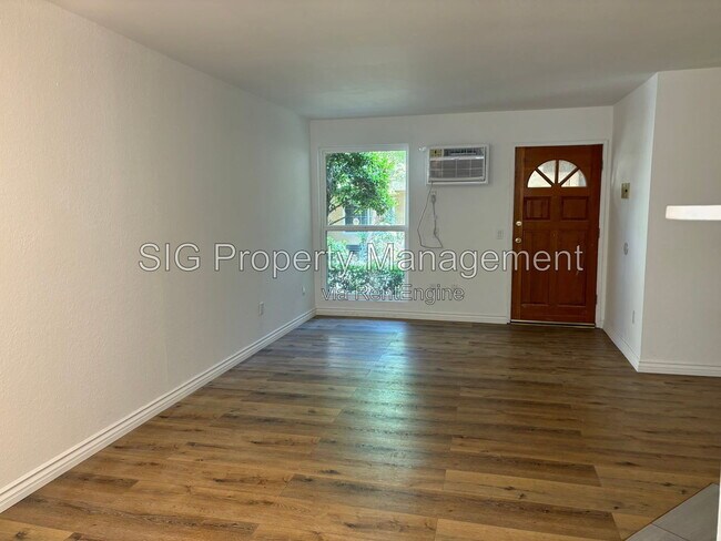 Foto del edificio - 10635 Sherman Grove Ave