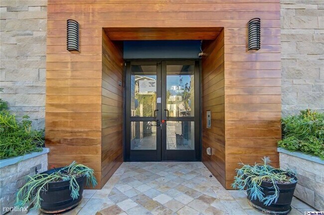 Building Photo - 2 br, 2.5 bath Condo - 330 Salem St Apt 302