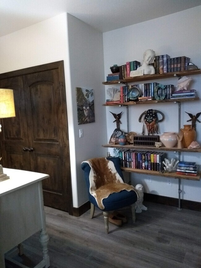 Ample wall space - 260 E Mesquite Blvd