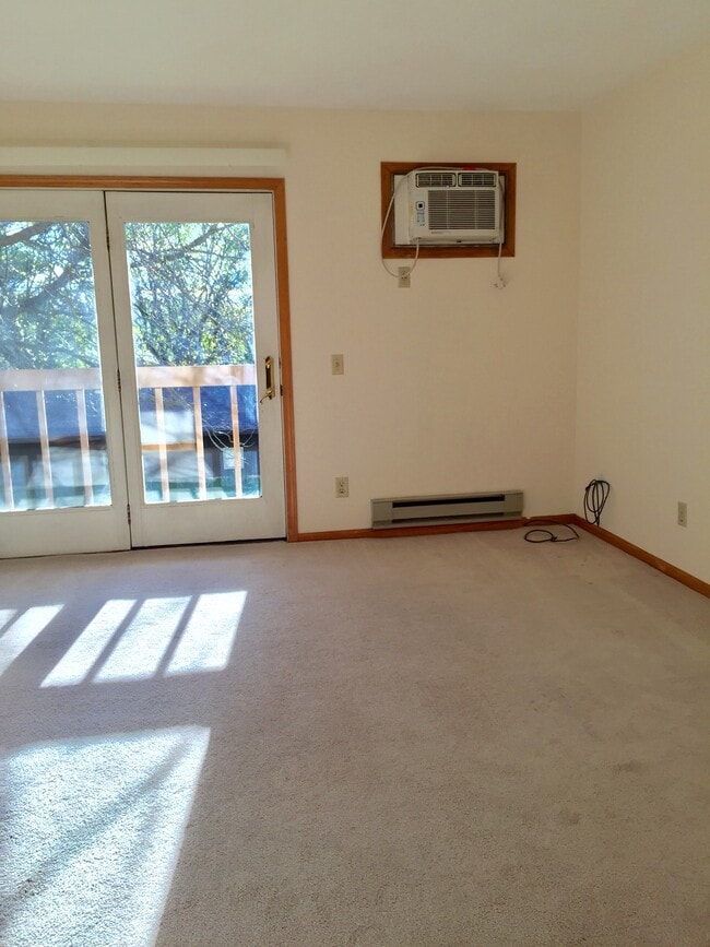 Living Rom - 6721 Hammersley Rd