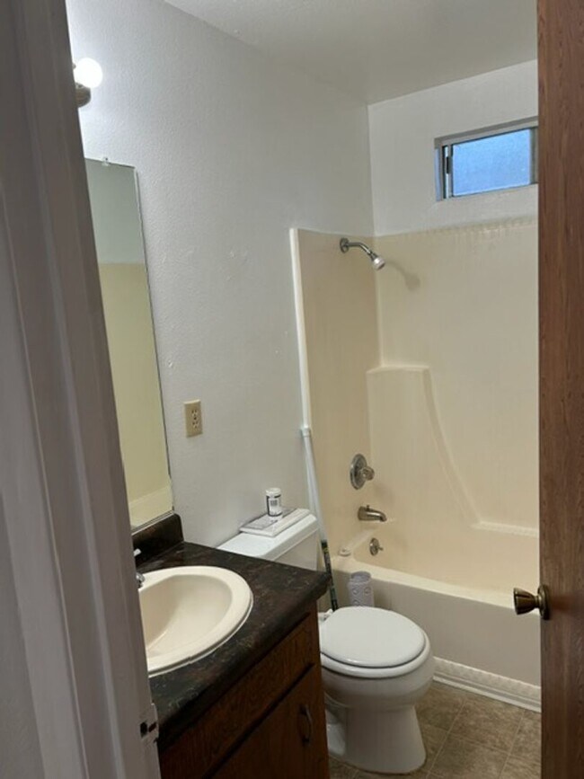 Foto del edificio - Large 2 bedroom 1.5 Bath Westside Duplex (...