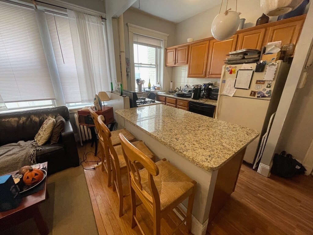 Primary Photo - 233 Kelton St