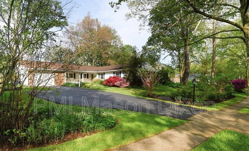 Foto del edificio - 5043 W Running Brook Rd