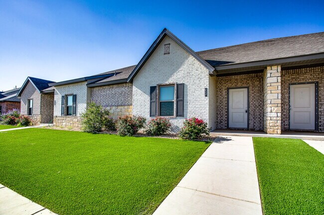 Foto del edificio - Beautiful New Townhome Located South of To...