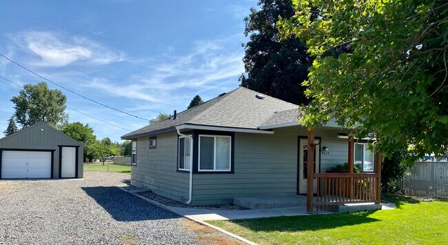 Foto del edificio - Charming 2bdrm, 1.bath house with garage, ...