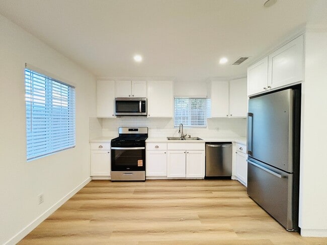 Foto del edificio - Spacious 6-Bedroom with Private Yard & Parking in Sylmar!