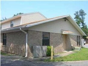Building Photo - 127 Classic Ct