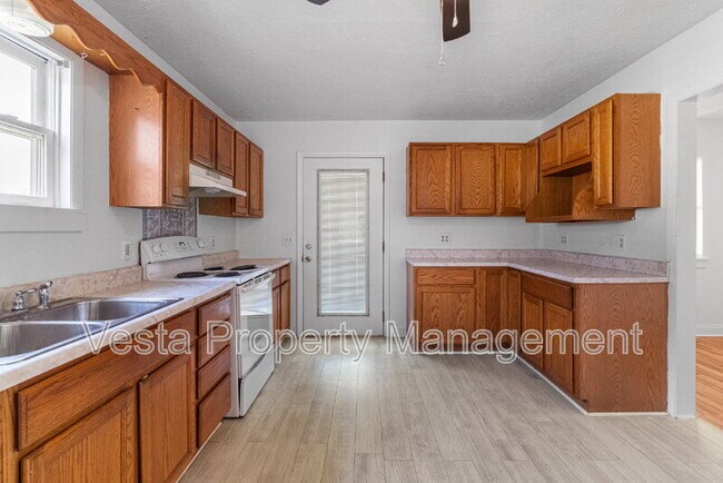 Foto del edificio - 303 Tarheel Dr