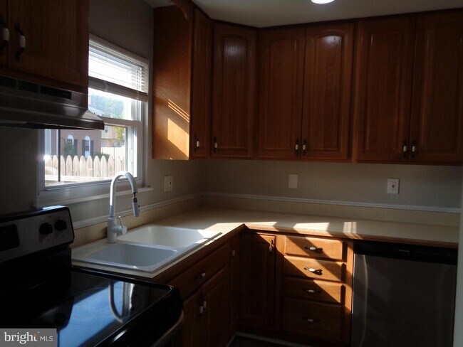 Building Photo - 104 Transverse Ave