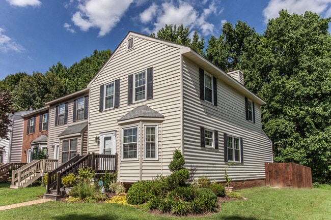 Building Photo - Spacious 3 Bedroom 2.5 Bath Townhome in Wi...