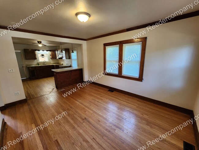 Building Photo - This Woodmar Area ranch is located kitty c...