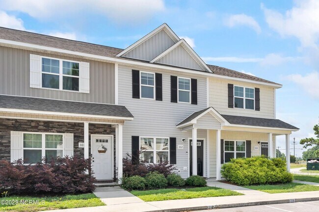 Foto del edificio - Modern Sneads Ferry Townhome with Private Fenced Yard