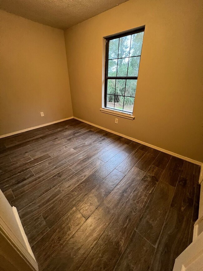 Building Photo - 3 Bed, 1 Bath House. 1 Car Garage