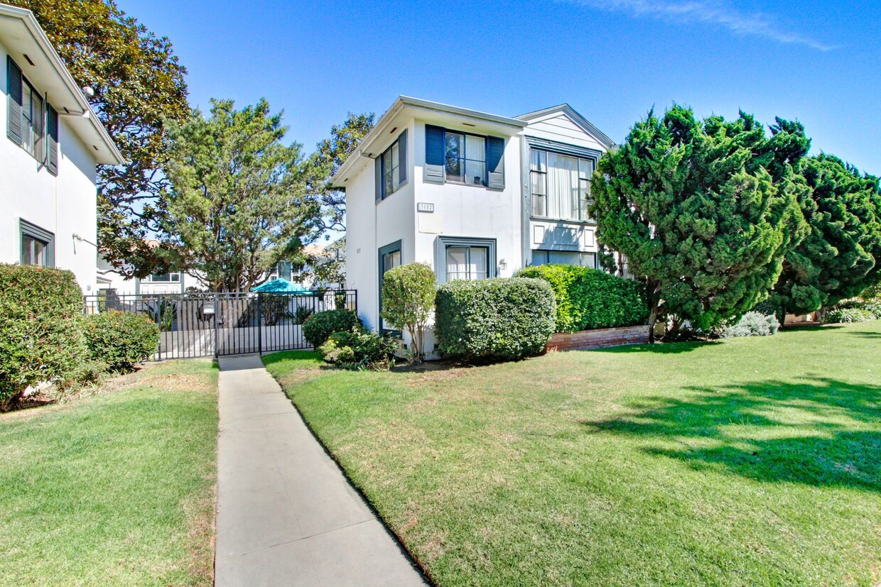 Foto del edificio - 3144-3152 S. Barrington Ave in Mar Vista - Has a Pool!