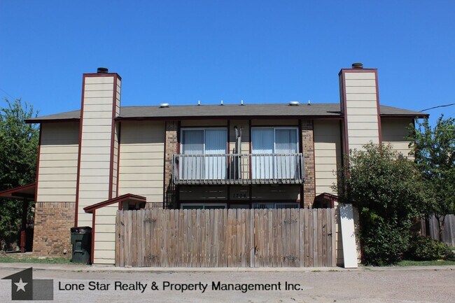 Building Photo - 1704 Bundrant Dr