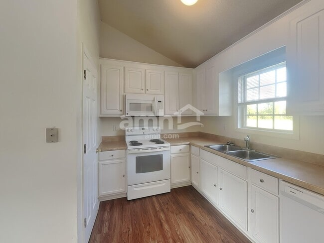 Foto del edificio - 120 Clear Water Dr