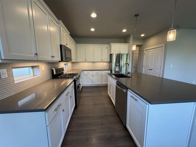 Foto del edificio - 6566 NE Rainsong Ln