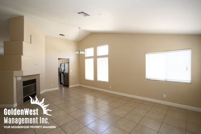 Building Photo - Beautiful 3Bdm 2Ba with huge backyard