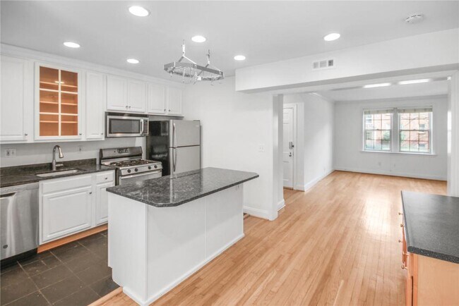Foto del edificio - 827 Westwood Dr