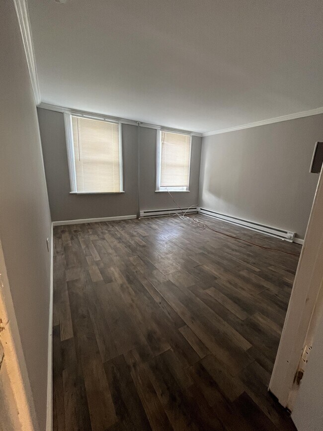 Building Photo - 429 3rd St