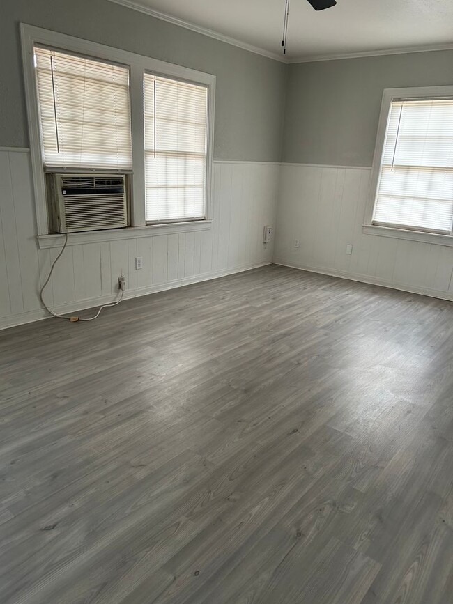 Building Photo - 901 Columbia St