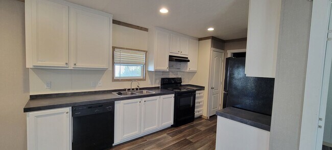 Building Photo - Very nice 3 bedroom/2 bath mobile home in Willow Oak Mobile Home Park in Keithville!