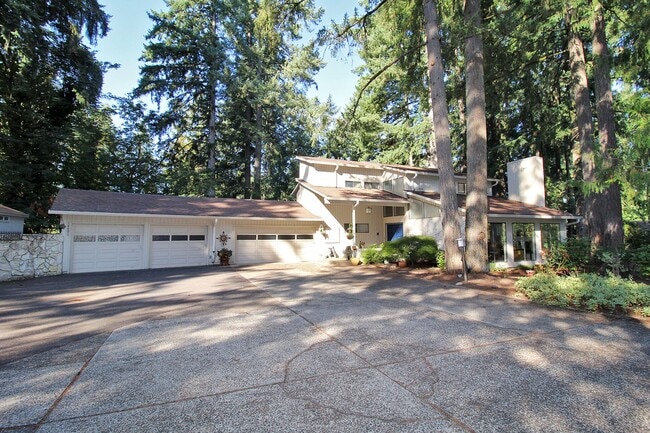 Building Photo - Stunning FULLY FURNISHED home located in t...