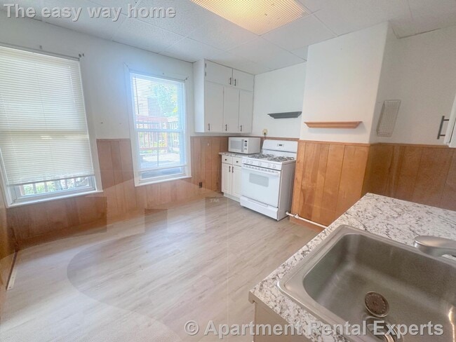 Building Photo - 44 Elm St