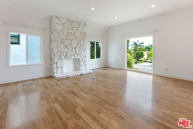 Building Photo - 1253 S Rimpau Blvd