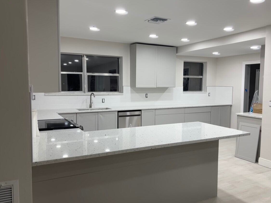 Foto del edificio - 240 NE 57th St