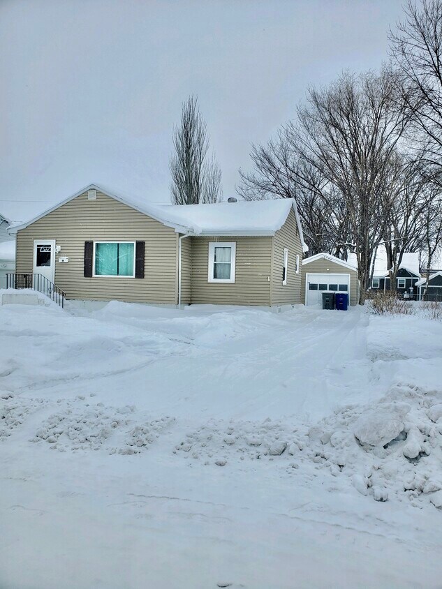 1102 4th St S, Moorhead, MN 56560 House Rental in Moorhead, MN