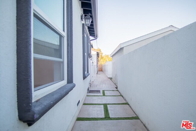Building Photo - 6027 Carpenter Ave