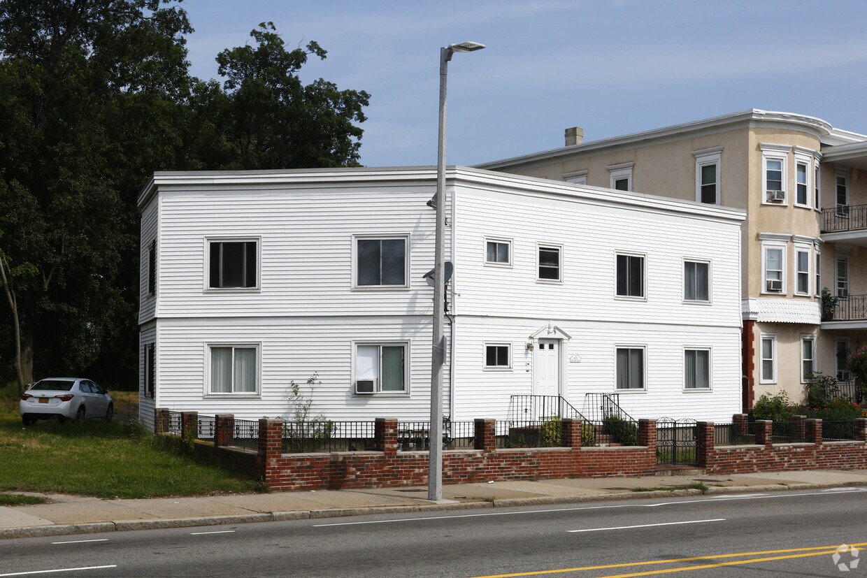 Foto principal - 4635 Washington St
