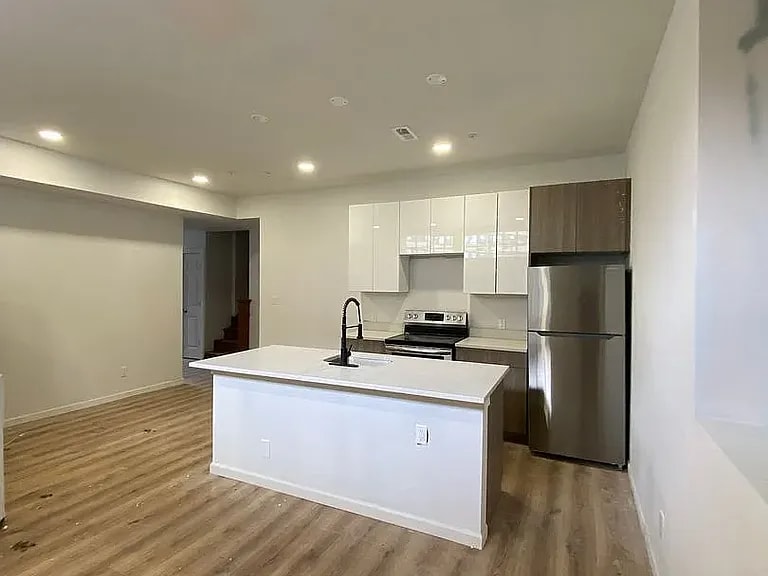 Primary Photo - 260 W Johnson St