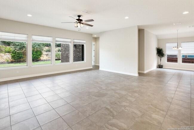 Foto del edificio - Charming Home Awaits: Spacious & Modern Li...