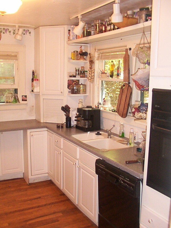 Kitchen - 117 Linden Ave