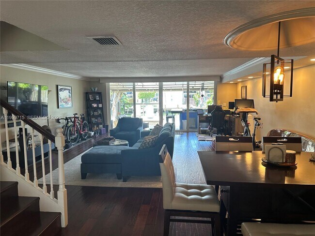Foto del edificio - 925 NE 26th Ave